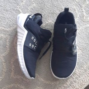 *BNWOT* black Metcons in size 7 women's